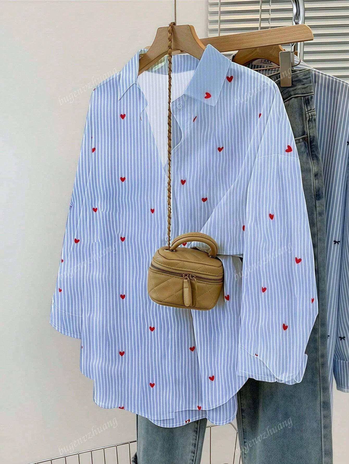 17441752368c224d4986eab945e2df992f20441de4_wk_1745823870.jpg Chemise à Rayures avec Imprimé Cœur - Image 1